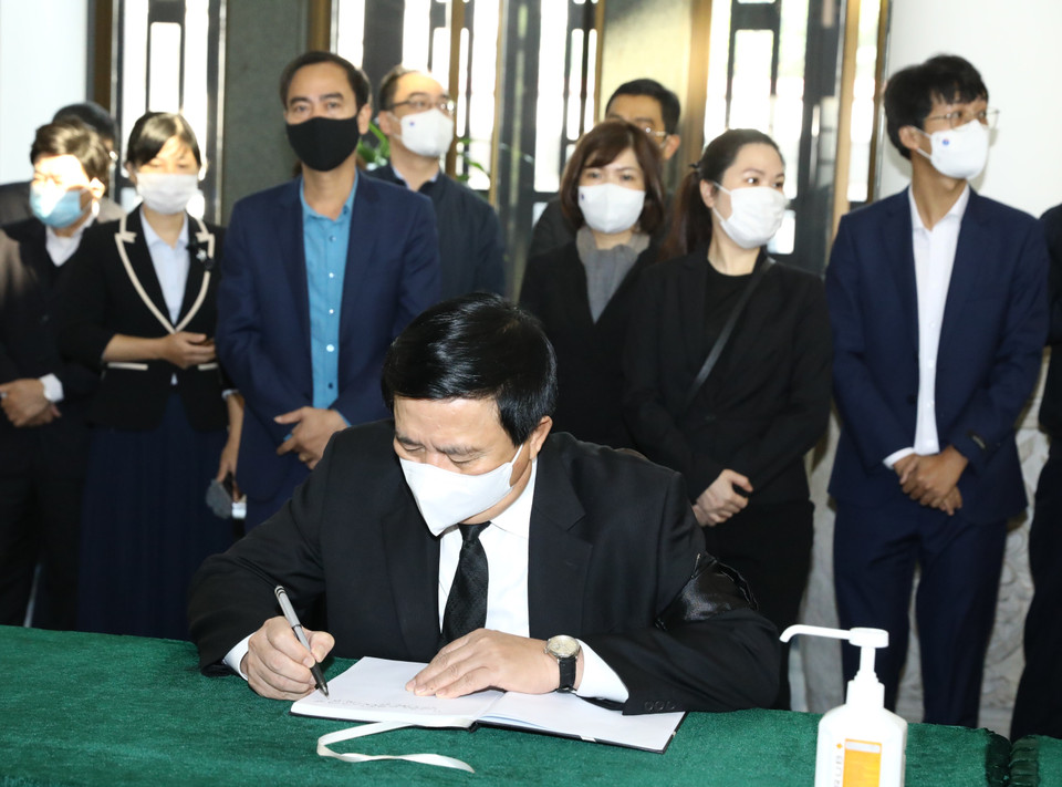 Ủy viên Bộ Chính trị, Giám đốc Học viện Chính trị Quốc gia Hồ Chí Minh, Chủ tịch Hội đồng Lý luận Trung ương Nguyễn Xuân Thắng ghi sổ tang chia buồn với gia quyến nguyên Phó Thủ tướng Trương Vĩnh Trọng. (Ảnh: Văn Điệp/TTXVN)