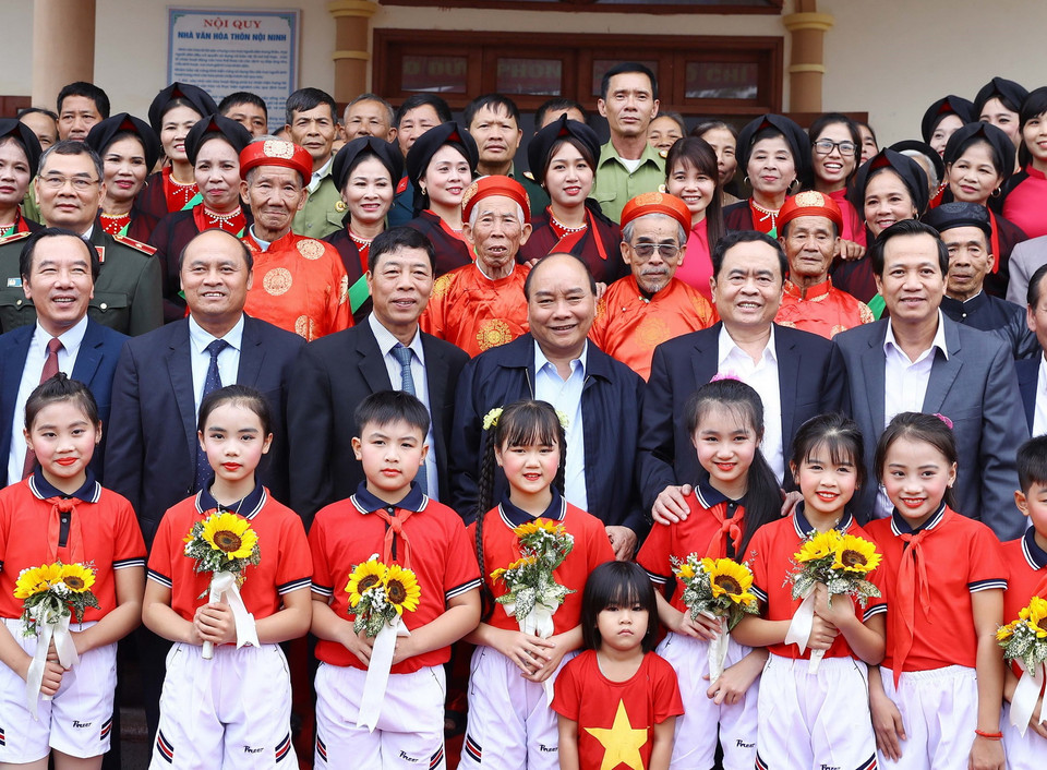 Thủ tướng Nguyễn Xuân Phúc với các đại biểu tham gia Ngày hội đại đoàn kết toàn dân tộc. (Ảnh: Thống Nhất/TTXVN)