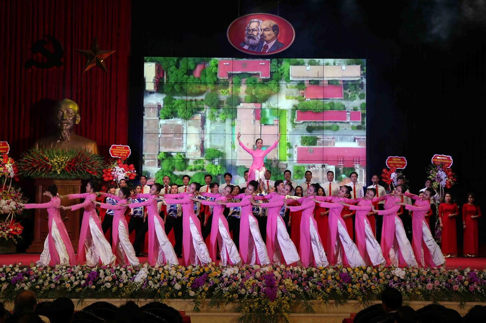 Chương trình biểu diễn văn nghệ chào mừng tại buổi lễ. (Ảnh: Phạm Kiên/TTXVN)