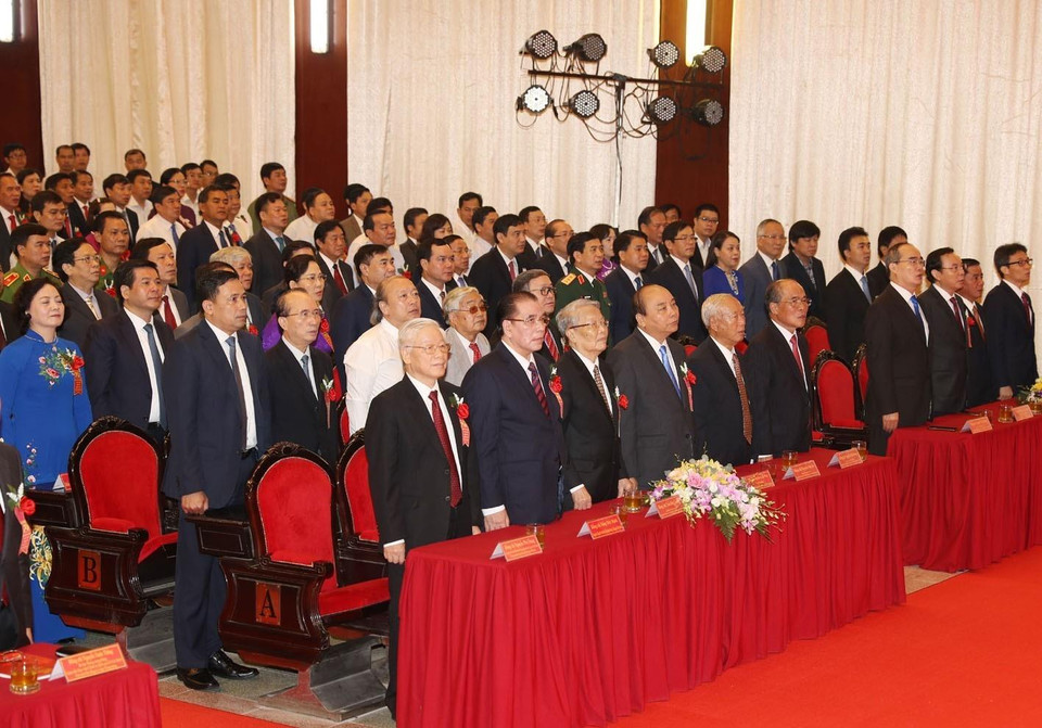 Tổng Bí thư, Chủ tịch nước Nguyễn Phú Trọng và các đại biểu thực hiện nghi lễ chào cờ. (Ảnh: Trí Dũng/TTXVN)