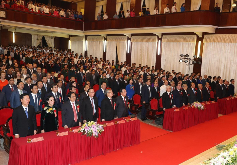 Tổng Bí thư, Chủ tịch nước Nguyễn Phú Trọng và các đại biểu thực hiện nghi lễ chào cờ. (Ảnh: Trí Dũng/TTXVN)