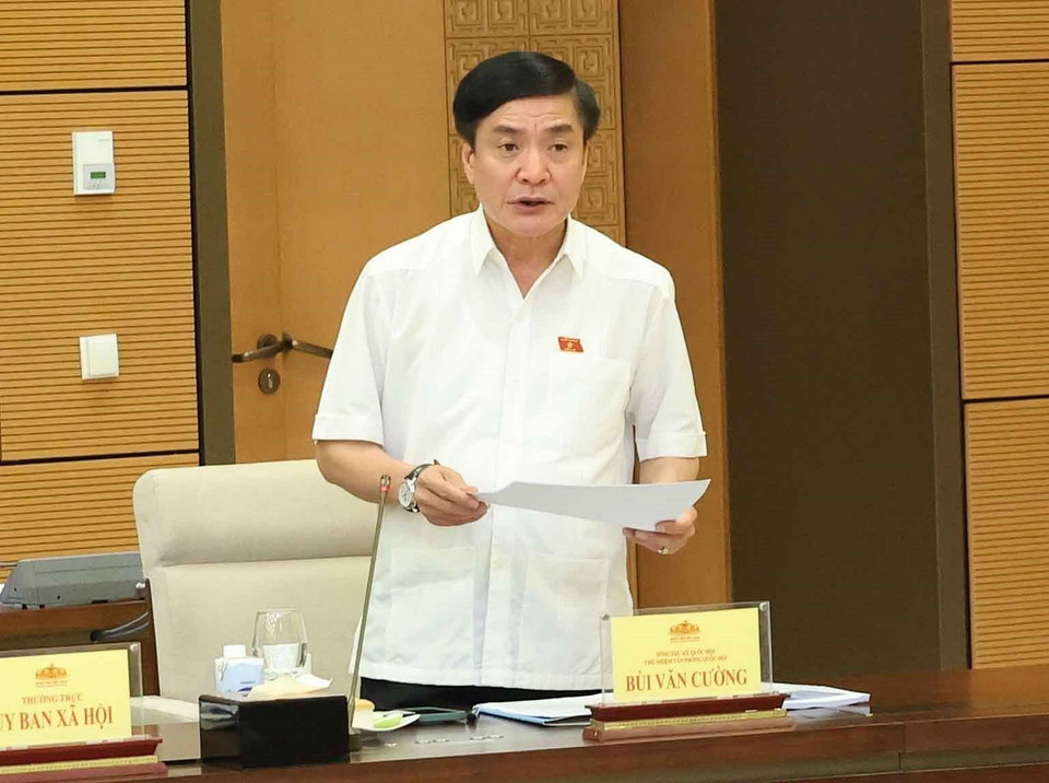 Tổng thư ký Quốc hội, Chủ nhiệm Văn phòng Quốc hội Bùi Văn Cường trình bày báo cáo. (Ảnh: Nhan Sáng/TTXVN)