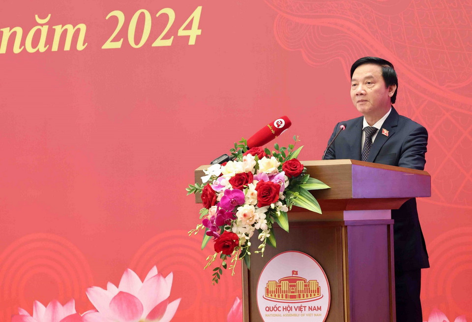 Phó Chủ tịch Quốc hội Nguyễn Khắc Định trình bày Báo cáo tóm tắt của Ủy ban Thường vụ Quốc hội về những điểm mới, nội dung trọng tâm và các yêu cầu, nhiệm vụ, công việc chủ yếu cần tiến hành để triển khai các luật, nghị quyết được Quốc hội thông qua tại Kỳ họp thứ 6 và Kỳ họp bất thường lần thứ 5, Quốc hội khóa XV. (Ảnh: Nhan Sáng/TTXVN)