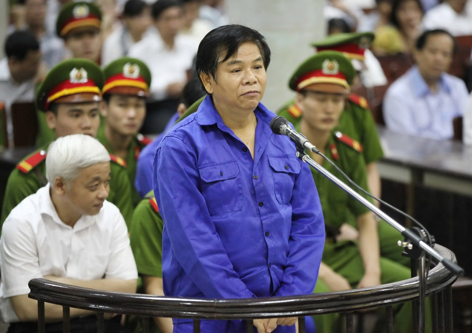 Bị cáo Phạm Trung Cang, 60 tuổi, nguyên Phó Chủ tịch hội đồng quản trị Ngân hàng ACB trước vành móng ngựa. (Ảnh: Doãn Tấn/TTXVN)