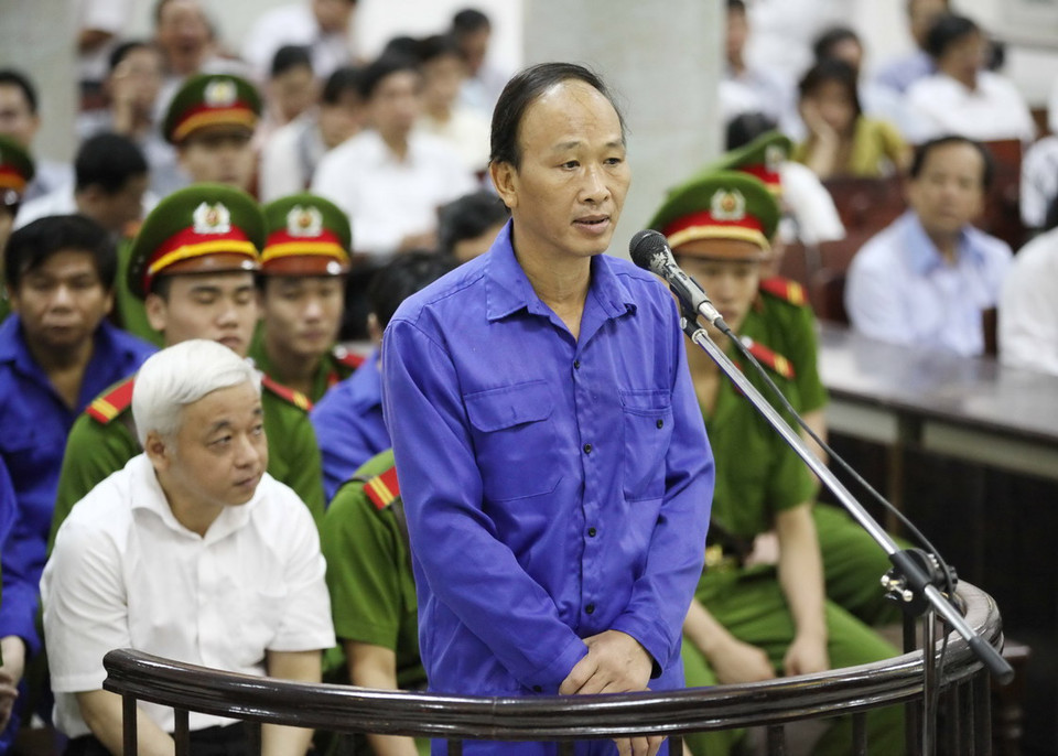  Bị cáo Huỳnh Quang Tuấn, 56 tuổi, nguyên thành viên Hội đồng quản trị Ngân hàng ACB trước vành móng ngựa. (Ảnh: Doãn Tấn/TTXVN)