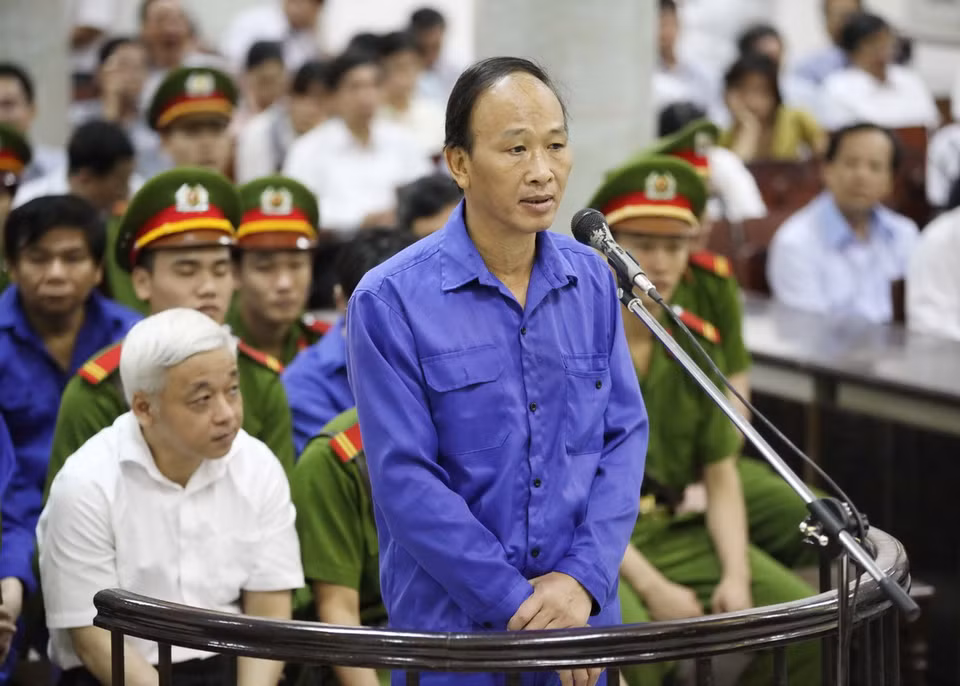  Bị cáo Huỳnh Quang Tuấn, 56 tuổi, nguyên thành viên Hội đồng quản trị Ngân hàng ACB trước vành móng ngựa. (Ảnh: Doãn Tấn/TTXVN)