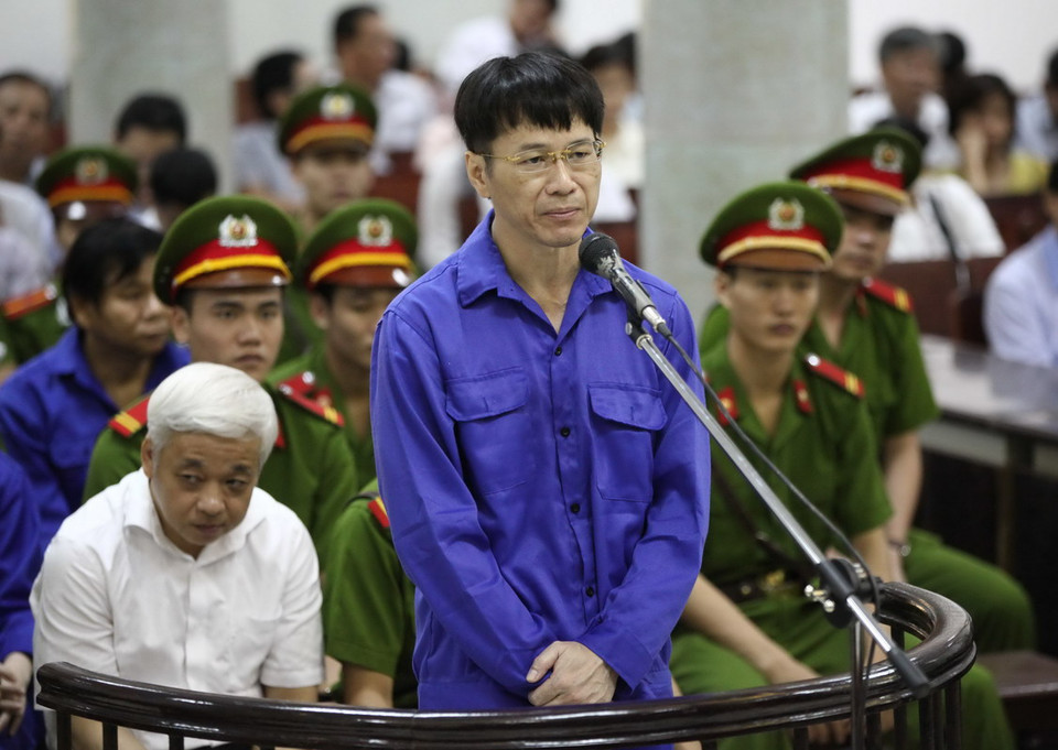 Bị cáo Lý Xuân Hải, 49 tuổi, nguyên Tổng Giám đốc Ngân hàng ACB trước vành móng ngựa. (Ảnh: Doãn Tấn/TTXVN)