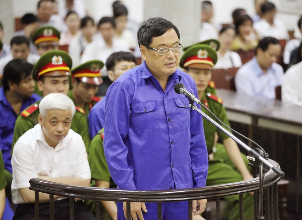 Bị cáo Lê Vũ Kỳ, 58 tuổi, nguyên Phó Chủ tịch hội đồng quản trị Ngân hàng ACB trước vành móng ngựa. (Ảnh: Doãn Tấn/TTXVN)