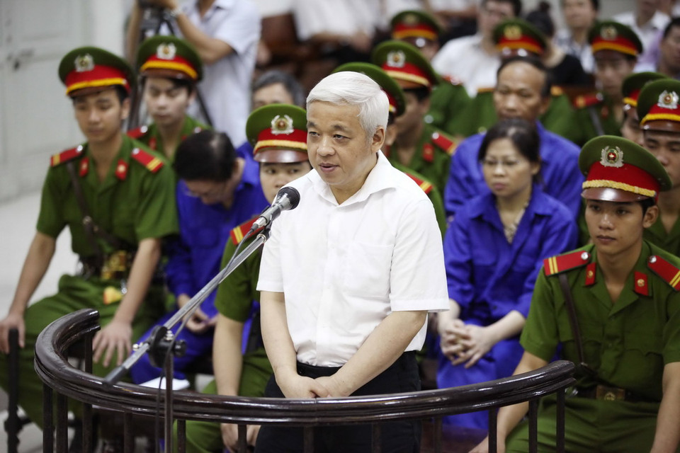 Bị cáo Nguyễn Đức Kiên trước vành móng ngựa. (Ảnh: Doãn Tấn/TTXVN)