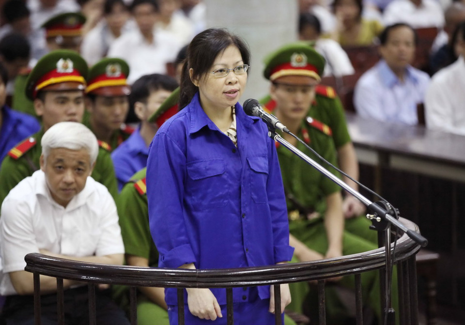 Bị cáo Nguyễn Thị Hải Yến, 45 tuổi, nguyên Kế toán trưởng Công ty cổ phần đầu tư ACB Hà Nội trước vành móng ngựa. (Ảnh: Doãn Tấn/TTXVN)