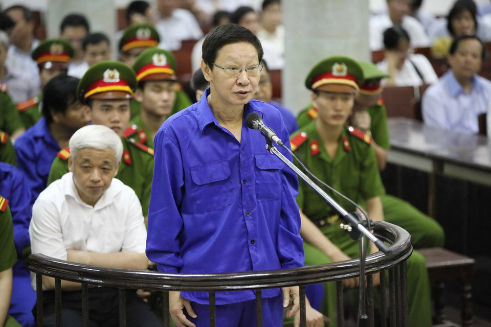 Bị cáo Trịnh Kim Quang, 60 tuổi, nguyên Phó Chủ tịch hội đồng quản trị Ngân hàng ACB trước vành móng ngựa. (Ảnh: Doãn Tấn/TTXVN)