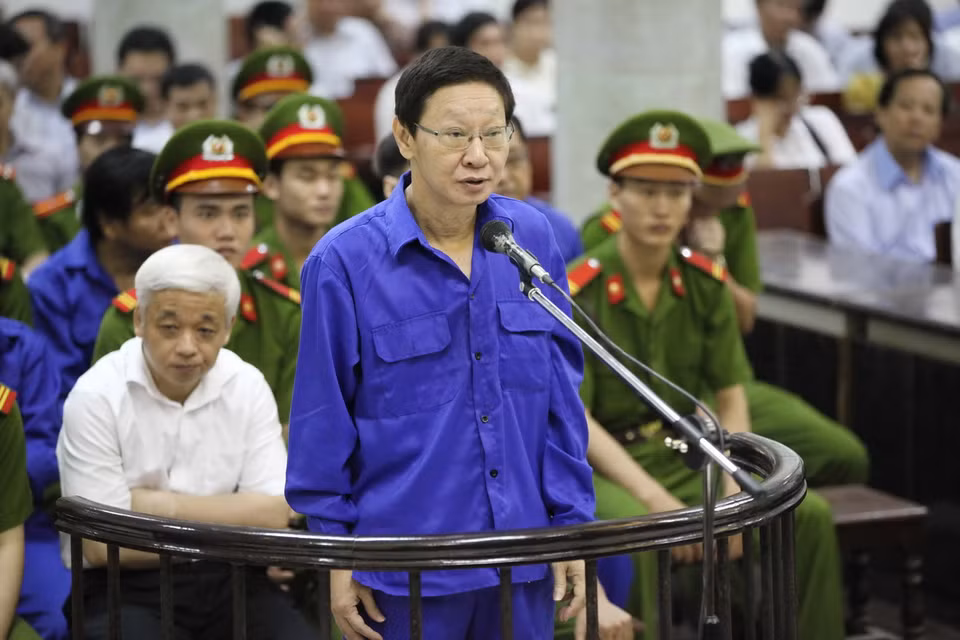 Bị cáo Trịnh Kim Quang, 60 tuổi, nguyên Phó Chủ tịch hội đồng quản trị Ngân hàng ACB trước vành móng ngựa. (Ảnh: Doãn Tấn/TTXVN)