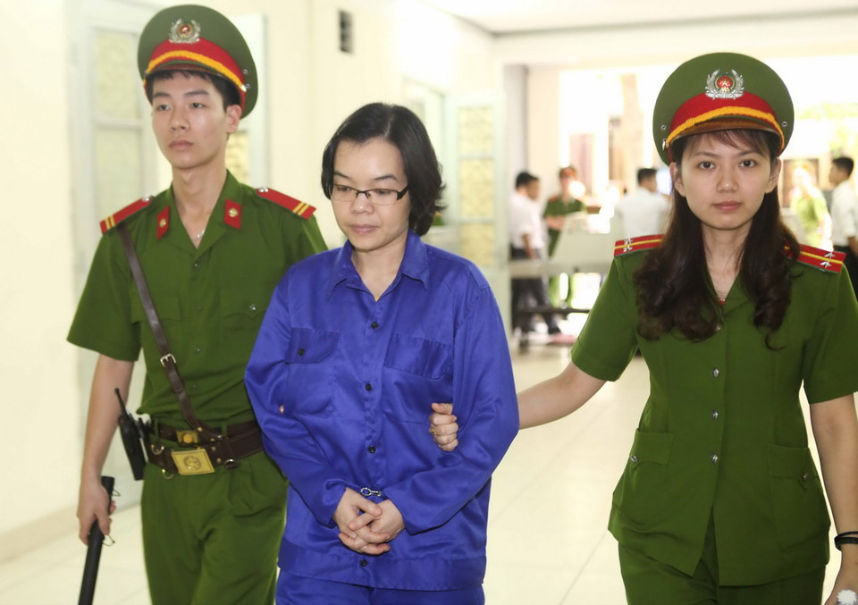  Cảnh sát dẫn giải bị án Huỳnh Thị Huyền Như, bị Tòa án nhân dân Thành phố Hồ Chí Minh tuyên án chung thân vì lừa hàng ngàn tỷ đồng, được triệu tập đến tòa. (Ảnh: Doãn Tấn/TTXVN)