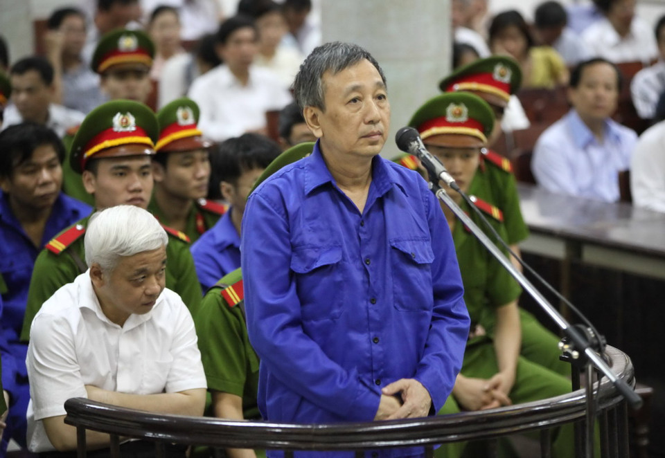 Bị cáo Trần Ngọc Thanh, 62 tuổi, nguyên Giám đốc Công ty cổ phần đầu tư ACB Hà Nội trước vành móng ngựa. (Ảnh: Doãn Tấn/TTXVN)