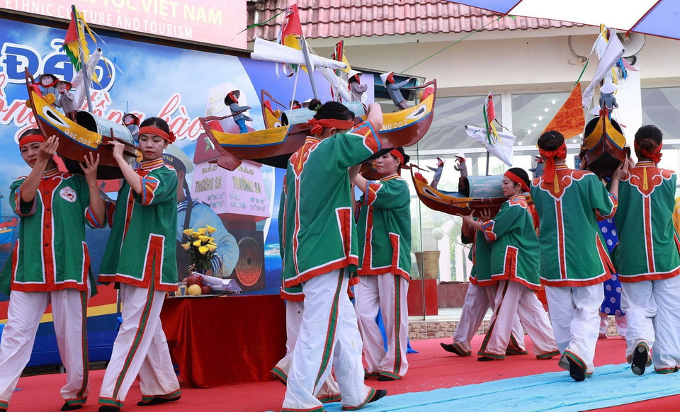 Thực hiện nghi lễ đưa thuyền và hình nhân thế mạng ra biển sau lễ tế. (Ảnh: Vân Chi/TTXVN phát)