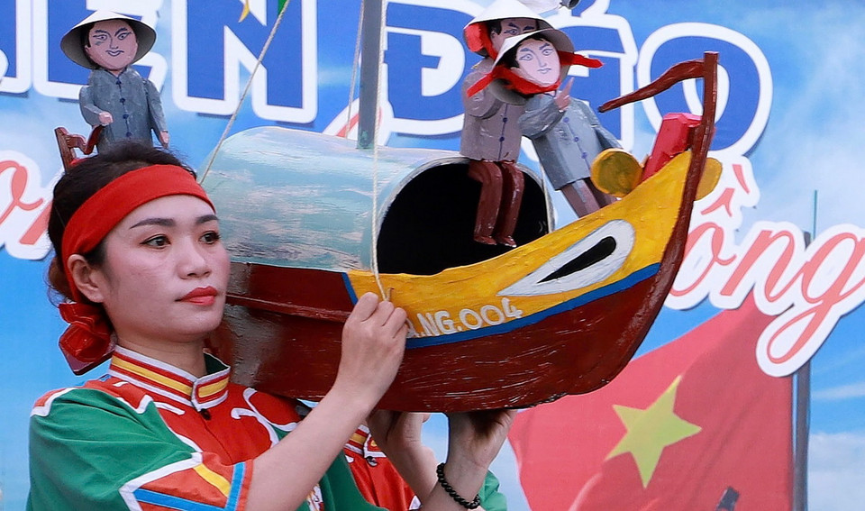 Mô hình thuyền và hình nhân thế mạng. (Ảnh: Vân Chi/TTXVN phát)