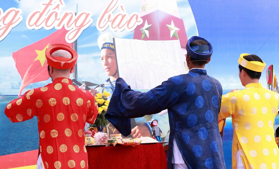 Lễ tế trong “Lễ khao lề thế lính Hoàng Sa.” (Ảnh: Vân Chi/TTXVN phát)