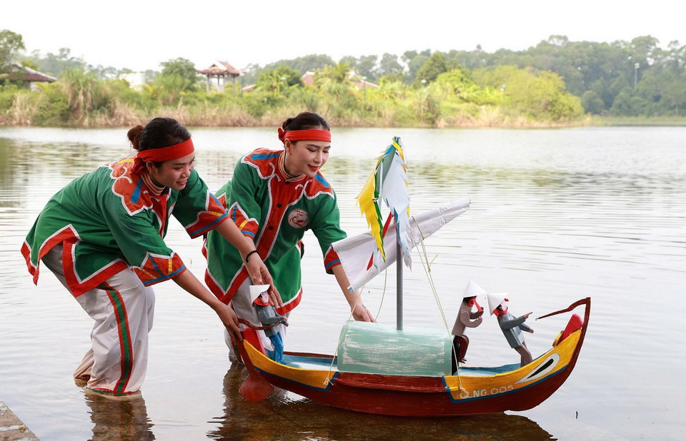 Thực hiện nghi thức thả thuyền tại “Lễ khao lề thế lính Hoàng Sa.” (Ảnh: Vân Chi/TTXVN phát)