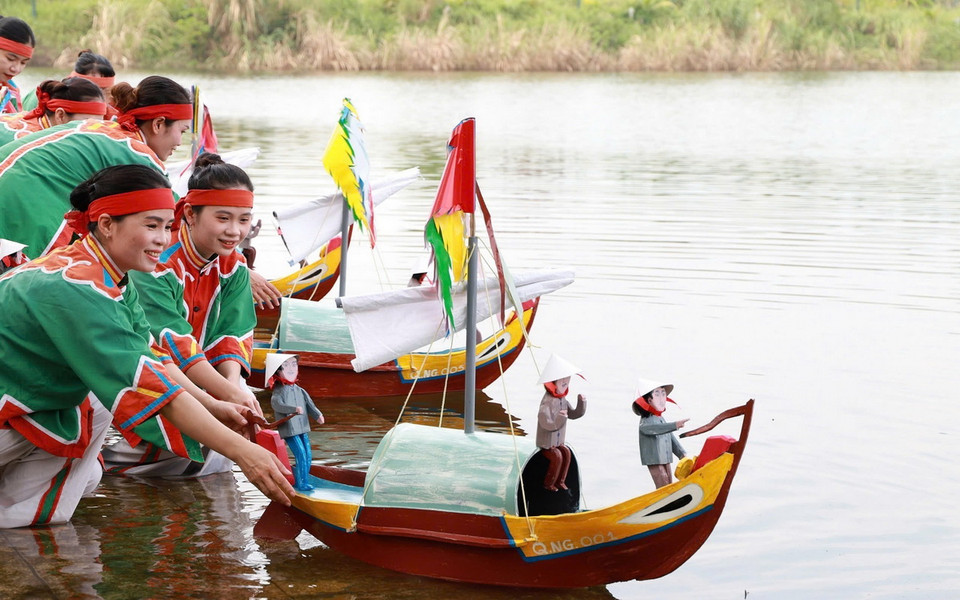 Lễ thả thuyền và hình nhân thế mạng. (Ảnh: Vân Chi/TTXVN phát)