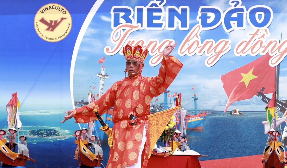 "Huyền không đại pháp sư" thực hiện lễ tế tại chương trình. (Ảnh: Vân Chi/TTXVN phát)