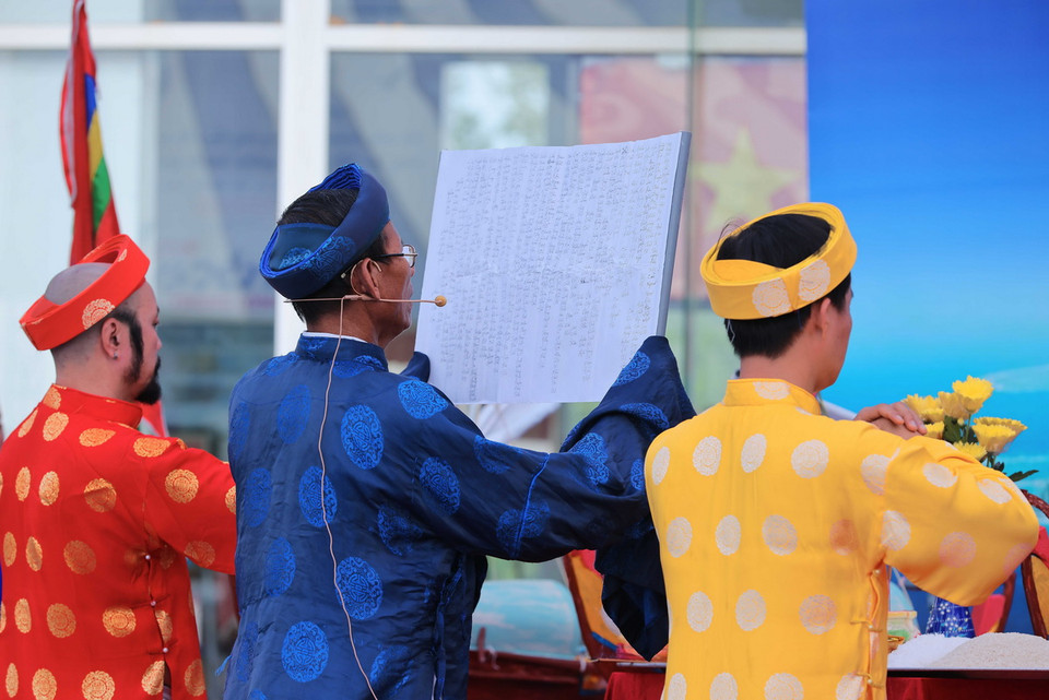 Thực hiện lễ khấn tại “Lễ khao lề thế lính Hoàng Sa.” (Ảnh: Hoàng Hiếu/TTXVN)