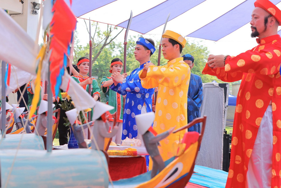 Tái hiện “Lễ khao lề thế lính Hoàng Sa.” (Ảnh: Hoàng Hiếu/TTXVN)