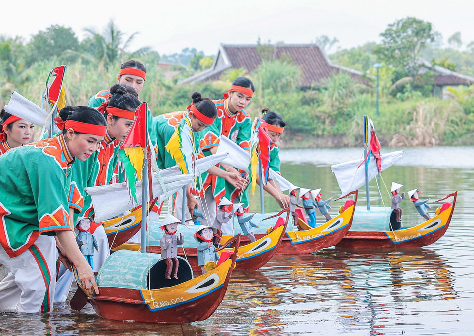 Thực hiện nghi thức thả thuyền tại “Lễ khao lề thế lính Hoàng Sa.” (Ảnh: Hoàng Hiếu/TTXVN)