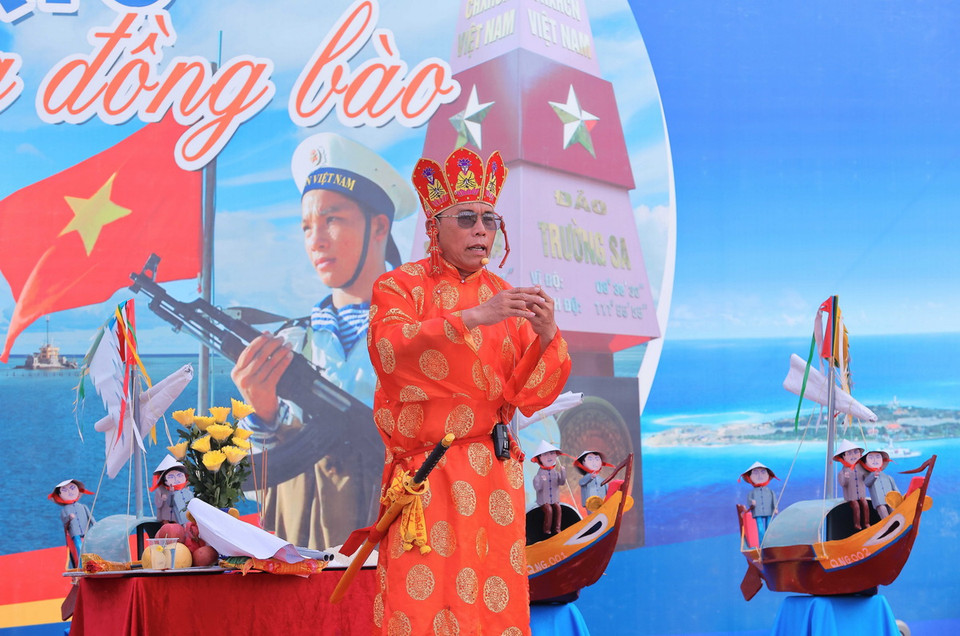 "Huyền không đại pháp sư" làm lễ tại chương trình. (Ảnh: Hoàng Hiếu/TTXVN)