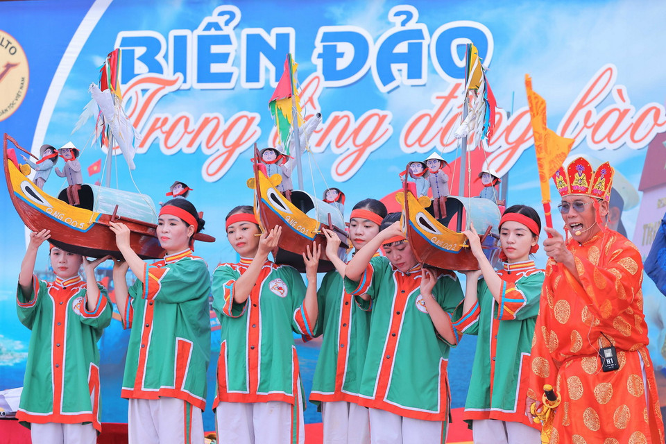 Chuẩn bị nghi thức thả thuyền và hình nhân thế mạng sau khi tế tại “Lễ khao lề thế lính Hoàng Sa.” (Ảnh: Hoàng Hiếu/TTXVN)