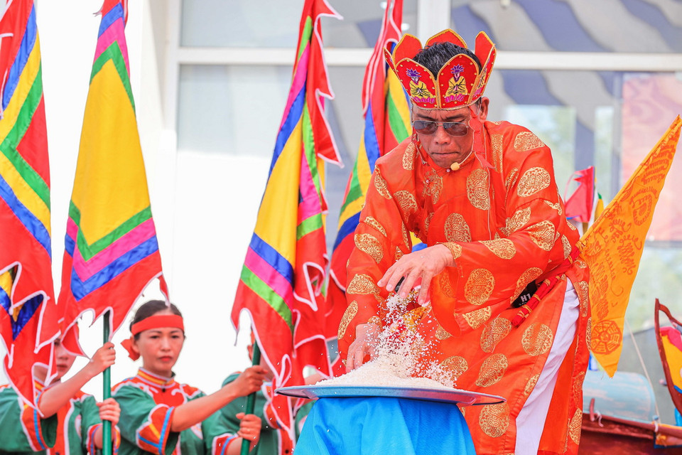 "Huyền không đại pháp sư" làm lễ tại chương trình. (Ảnh: Hoàng Hiếu/TTXVN)