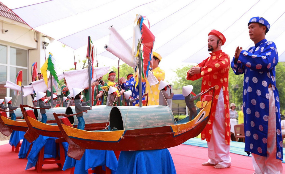 Ngày 20/10, tại Làng Văn hóa, Du lịch các dân tộc Việt Nam (Hà Nội) diễn ra Lễ tái hiện “Lễ khao lề thế lính Hoàng Sa” truyền thống tại đảo Lý Sơn (Quảng Ngãi). (Ảnh: Vân Chi/TTXVN phát)