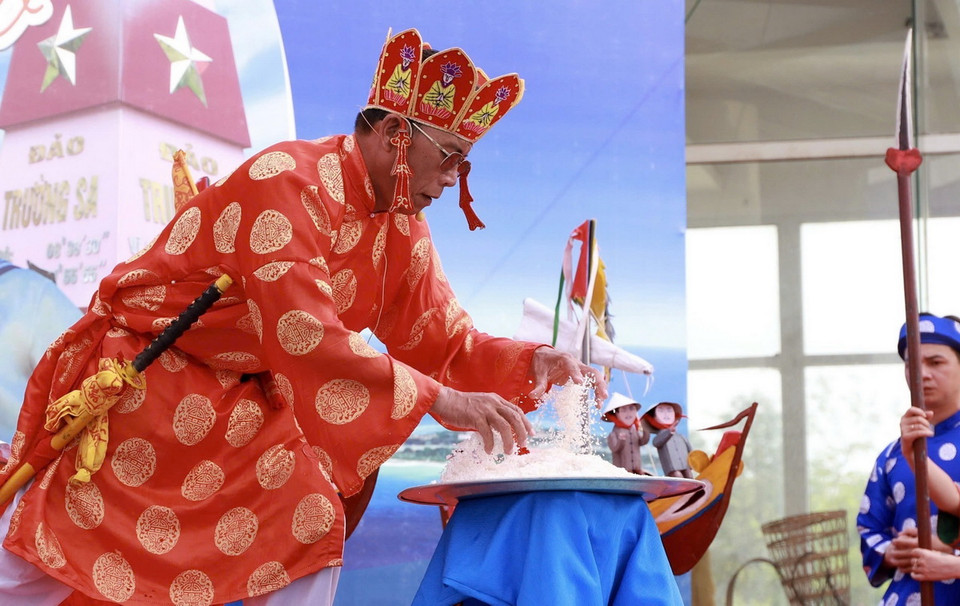 "Huyền không đại pháp sư" thực hiện lễ tế tại chương trình. (Ảnh: Vân Chi/TTXVN phát)