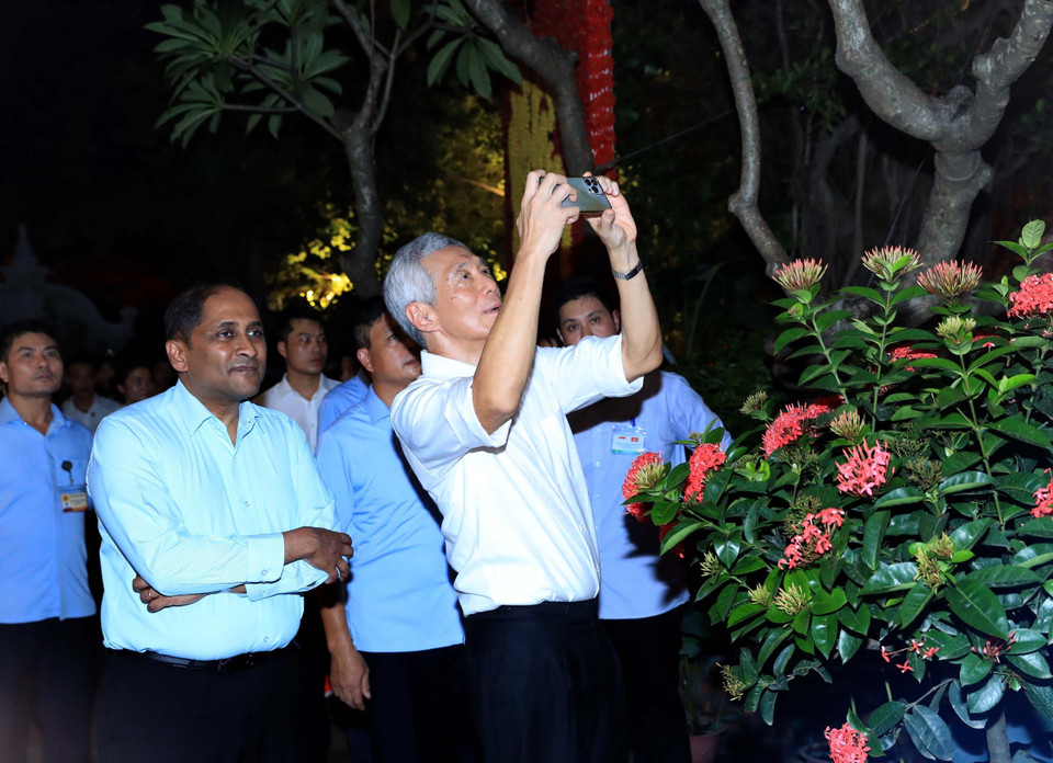 Thủ tướng Cộng hòa Singapore Lý Hiển Long ấn tượng với kiến trúc độc đáo cùng vẻ đẹp cổ kính tại Đền Ngọc Sơn. (Ảnh: An Đăng/TTXVN)