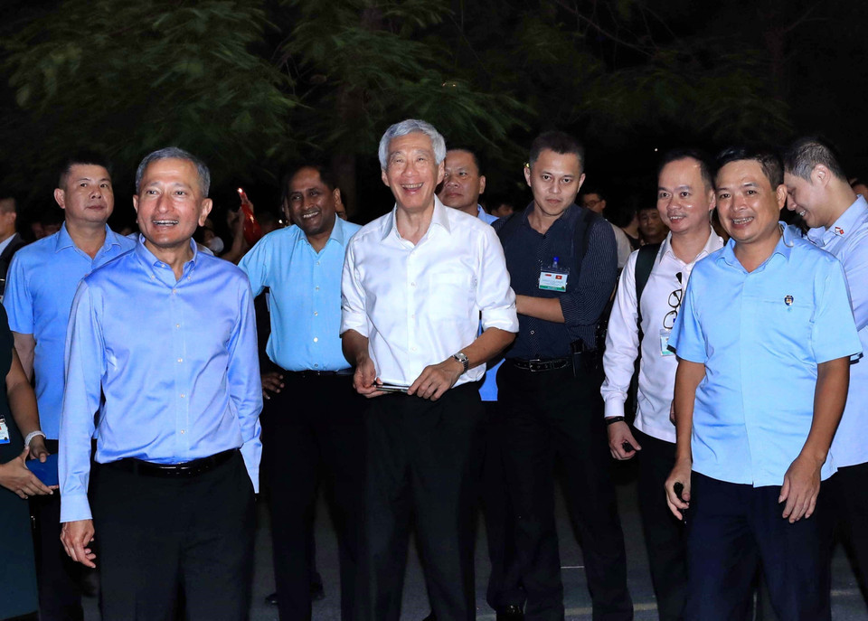 Thủ tướng Cộng hòa Singapore Lý Hiển Long đi dạo tại khu vực Hồ Hoàn Kiếm. (Ảnh: An Đăng/TTXVN)