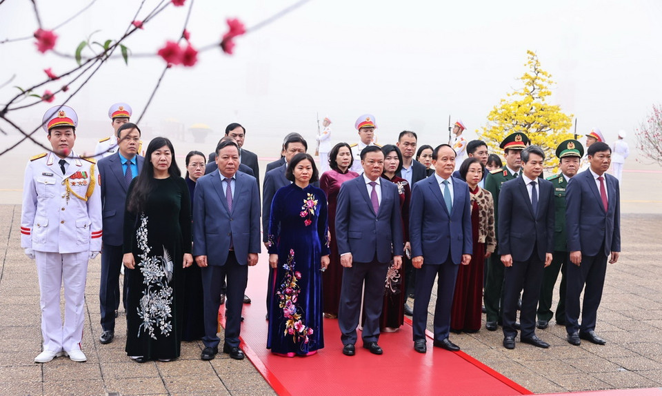 Đoàn đại biểu thành phố Hà Nội tưởng niệm Chủ tịch Hồ Chí Minh. (Ảnh: Minh Đức/TTXVN)