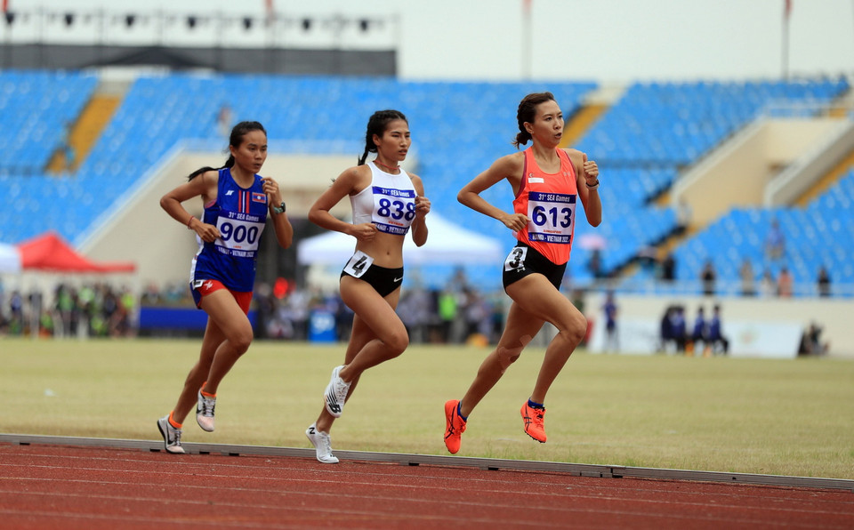 Các vận động viên thi đấu nội dung chạy 1.500m nữ. (Ảnh: Huy Hùng/TTXVN)