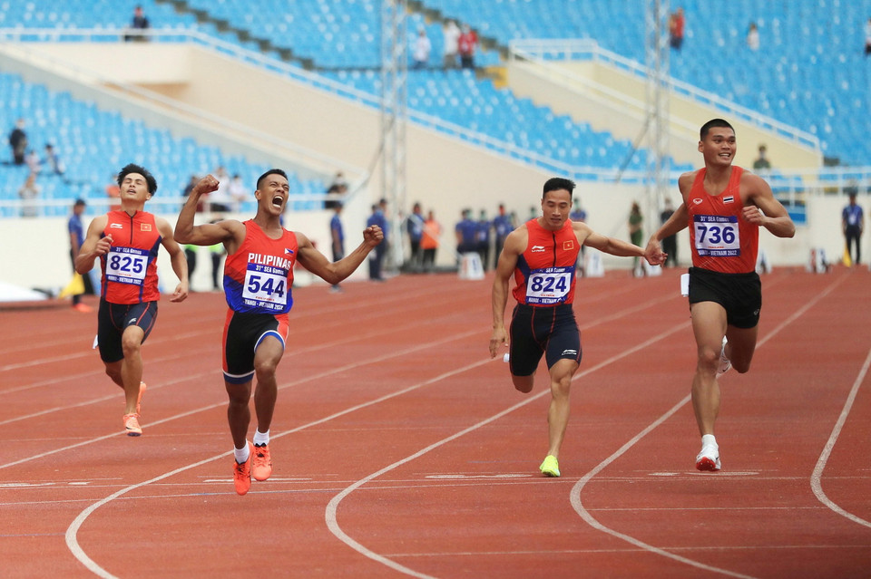 Các vận động viên về đích ở chạy 100 nam trong nội dung chung kết 10 môn phối hợp. (Ảnh: Huy Hùng/TTXVN)