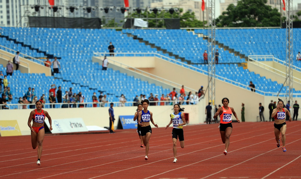 Các vận động viên thi đấu nội dung chạy 200m nữ. (Ảnh: Huy Hùng/TTXVN)
