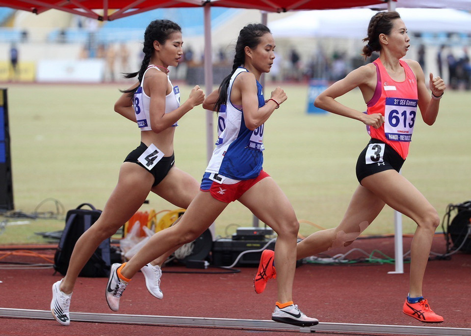 Các vận động viên tranh tài ở nội dung chạy 1.500m nữ. (Ảnh: Quốc Khánh/TTXVN)