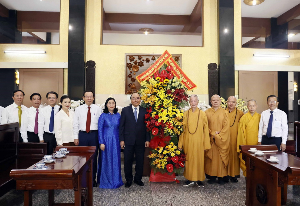 Chủ tịch nước Nguyễn Xuân Phúc thăm chùa Huê Nghiêm. (Ảnh: Thống Nhất/TTXVN) 