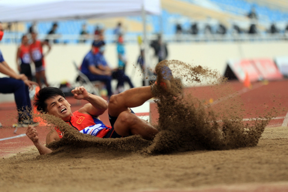 Vận động viên Lương Minh Sang (Việt Nam) thi đấu nội dung nhảy xa nam. (Ảnh: Huy Hùng/TTXVN)