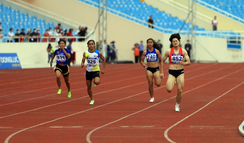 Vận động viên Việt Nam Hoàng Du Ý (số 852) thi đấu nội dung chạy 200m nữ. (Ảnh: Huy Hùng/TTXVN)