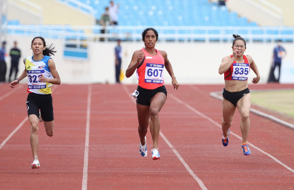 Vận động viên Pereira Shanti (áo 607-Philippines) về nhất vòng loại nội dung chạy 200m nữ. (Ảnh: Quốc Khánh/TTXVN)