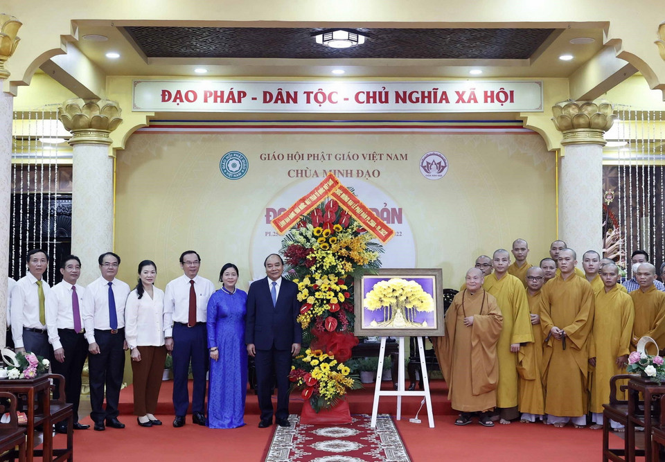 Chủ tịch nước Nguyễn Xuân Phúc cùng Lãnh đạo TP.HCMthăm chùa Minh Đạo. (Ảnh: Thống Nhất/TTXVN) 