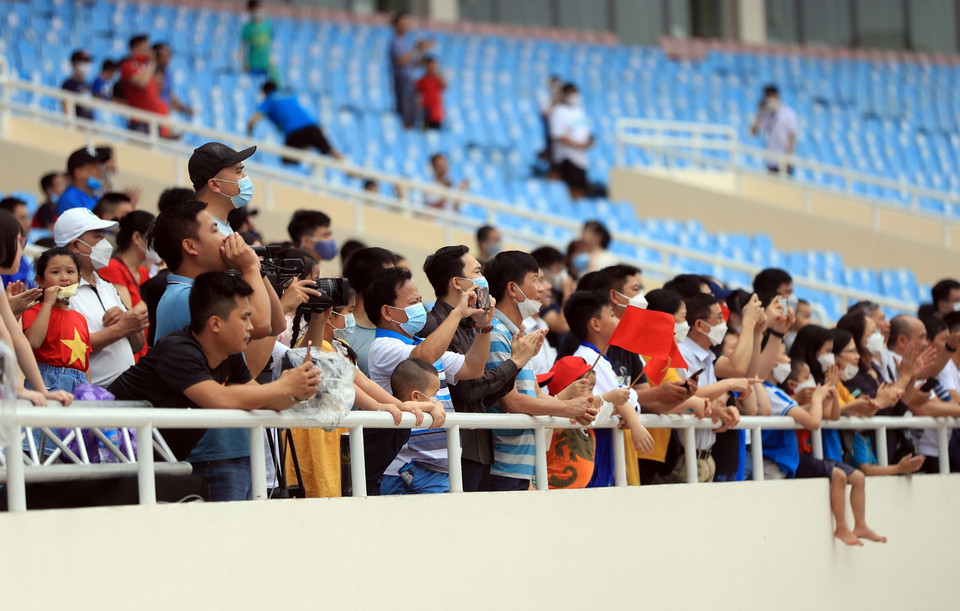 Khán giả Hà Nội đến cổ vũ cho các vận động viên thi đấu. (Ảnh: Huy Hùng/TTXVN)