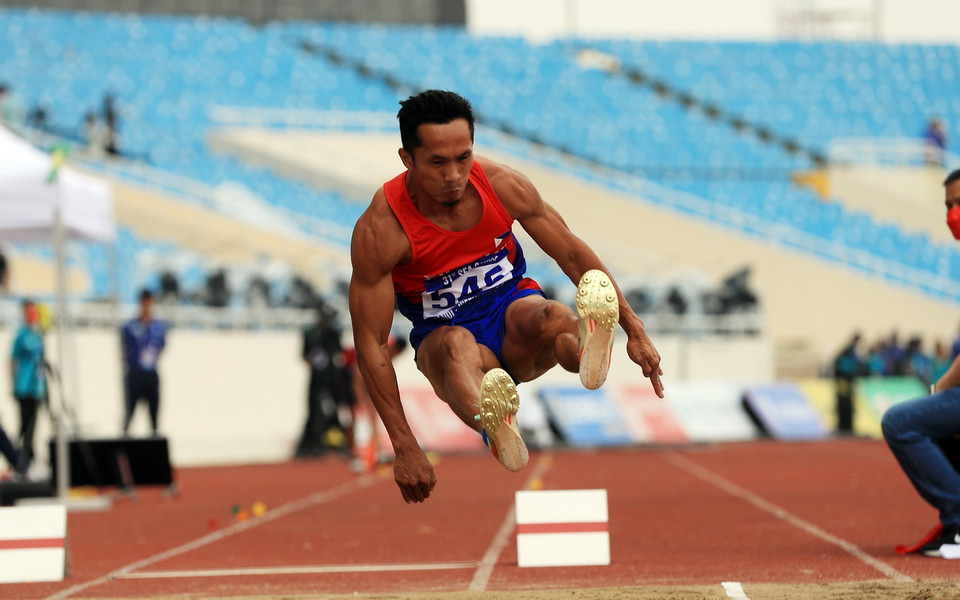 Vận động viên Janry Ubas Borinaga (Philipppines) thi đấu nội dung nhảy xa nam. (Ảnh: Huy Hùng/TTXVN)