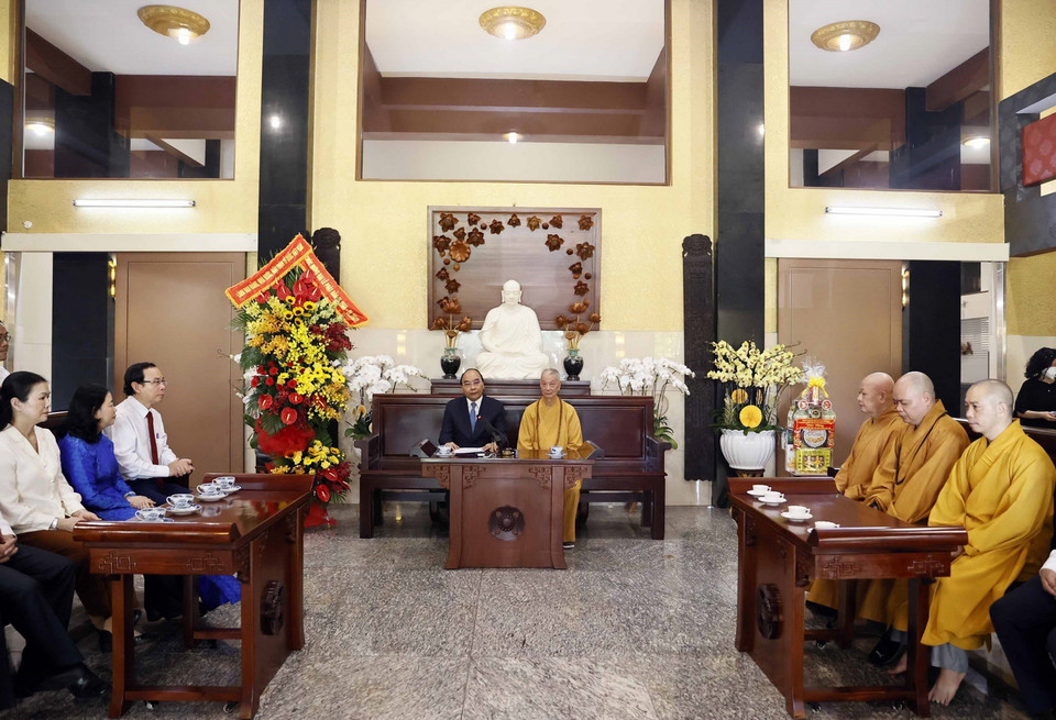 Chủ tịch nước Nguyễn Xuân Phúc nói chuyện tại chùa Huê Nghiêm. (Ảnh: Thống Nhất/TTXVN) 