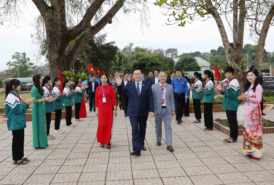 Chủ tịch Quốc hội Vương Đình Huệ đến thăm Trường THCS Nam Thanh, huyện Nam Đàn. (Ảnh: Nhan Sáng/TTXVN)