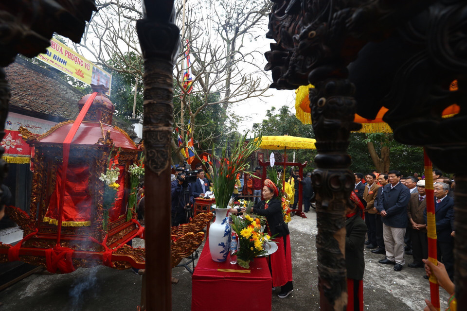 Lễ dâng hương tại đình làng Phượng Vũ, trước khi rước kiệu. (Ảnh: Minh Quyết/TTXVN)