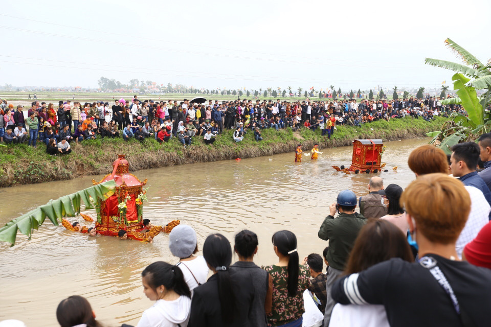 Kiệu quay dưới sông hàng tiếng đồng hồ. (Ảnh: Minh Quyết/TTXVN)